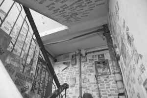 野广告霸占居民楼“冒充”壁纸 一单元现近万个 野广告霸占居民楼“冒充”壁纸 一单元现近万个