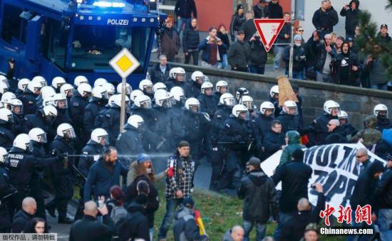 德国警方逮捕首名涉性骚扰嫌犯 系阿尔及利亚难民 德国警方逮捕首名涉性骚扰嫌犯 系阿尔及利亚难民