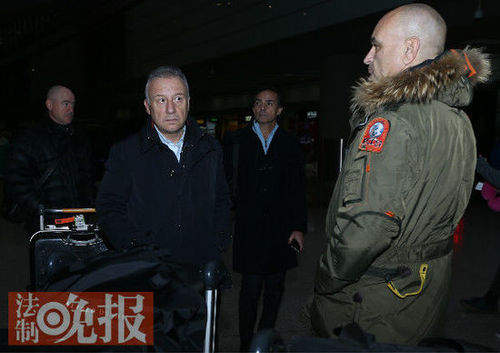 国安新帅扎切罗尼抵京 苦等近半小时被接走(图)