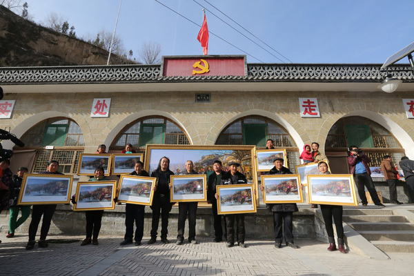 曹勇把《重返梁家河》宣传画送给他画中出现的村民 曹勇把《重返梁家河》宣传画送给他画中出现的村民