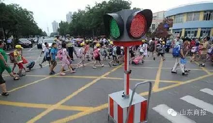 济南为治理拥堵 小学生上学或将推迟1小时
