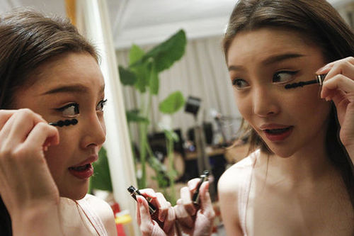 网络女主播镜头前一件件换衣服 60万人观看(图)