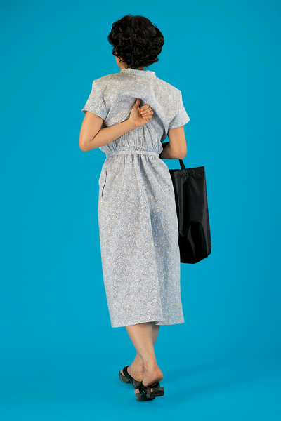 ■ 梁志和+黄志恒 Leung Chi Wo + Sara Wong ■ 搔背脊的日本家庭主妇 Japanese Housewife Scratching Her Back ■ 2010 ■ 梁志和+黄志恒 Leung Chi Wo + Sara Wong ■ 搔背脊的日本家庭主妇 Japanese Housewife Scratching Her Back ■ 2010