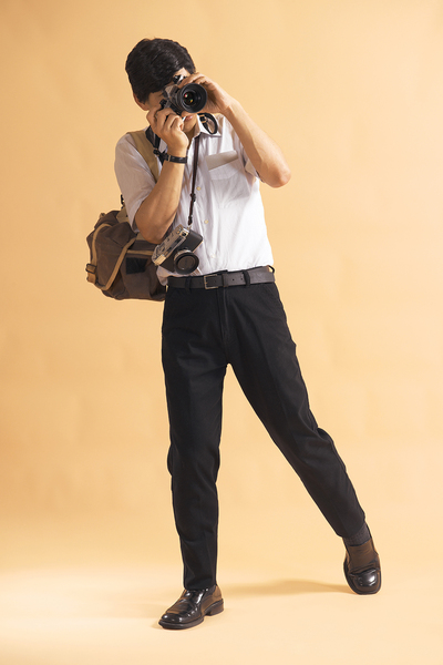 ■ 梁志和+黄志恒 Leung Chi Wo + Sara Wong ■ 有两部照相机的摄影记者 Photojournalist With Two Cameras  ■ 2010 ■ 梁志和+黄志恒 Leung Chi Wo + Sara Wong ■ 有两部照相机的摄影记者 Photojournalist With Two Cameras  ■ 2010