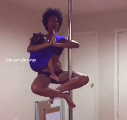 怀特已经在Facebook上分享视频，视频中怀特一边给女儿哺乳，一边跳钢管舞，引发了诸多争议。（网页截图）