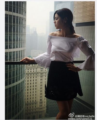 陈妍希晒美照穿露肩上衣造型性感（图）