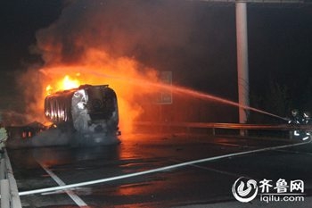 济青高速追尾起火2 济青高速追尾起火2
