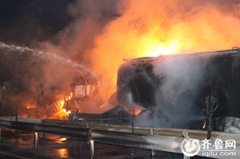 济青高速追尾起火3 济青高速追尾起火3