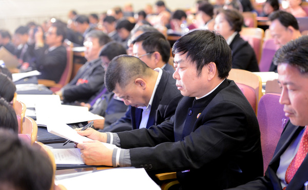 委员在开幕式现场听取报告。