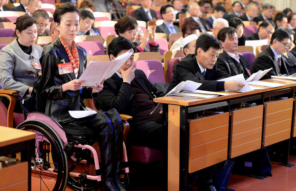 委员在开幕式现场听取报告。1