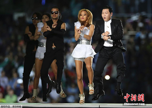 资料图：2014年仁川亚运会开幕式在仁川亚运主体育场举行。图为“鸟叔”朴载相开幕式献艺。