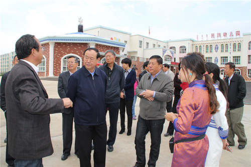 6杨成旺副主席（前左二）带领调研组就图书馆、博物馆、文化馆“三馆”免费开放后续建与管理赴乌兰察布市调研_副本