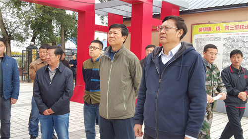 8常海副主席（前右一）带领调研组考察调研莫力达瓦达斡尔族自治旗“十个全覆盖”工程和扶贫工作_副本