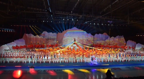 1月20日，第十三届全国冬季运动会在乌鲁木齐开幕。来自全国各地的运动健儿将在冰上项目、雪上项目、冬季两项、冰壶、冰球5个大项、11个分项和97个小项进行激烈角逐。（本报记者 齐波 摄）