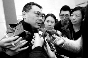 市政协委员陈小兵认为发展公共交通才是根本。首席摄影记者 蔡代征/摄