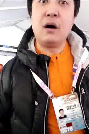 今日一则央视记者大闹冬运会的安检口的视频在网络流传，视频全长 1 分 44 秒。视频显示，该名携带“媒体记者”证的黑衣男子在某安检口和安检人员发生冲突，安检人员让其脱掉外套配合安检，男子态度十分嚣张，统一回复“我冷”，并质问“省领导需要安检吗？”