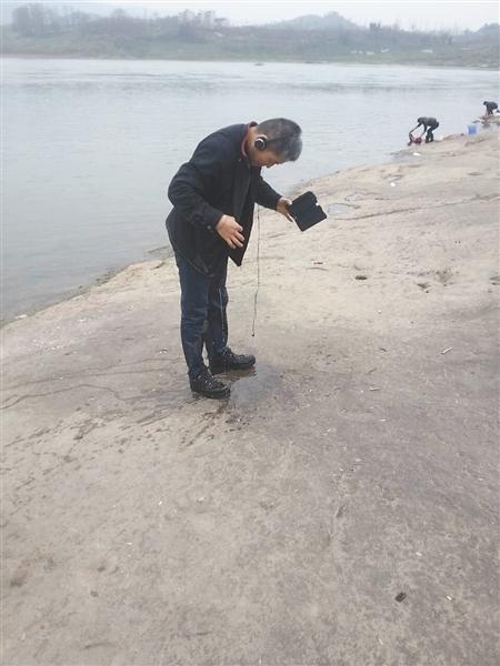 医生救下落水儿童后挨冻步行40分钟回家