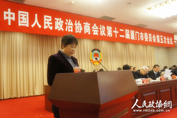 1月20日，在厦门市政协十二届五次会议的大会发言上，蓝萍委员代表民建厦门市委作题为《推动“十三五”厦门港集装箱吞吐量增长的建议》的发言。