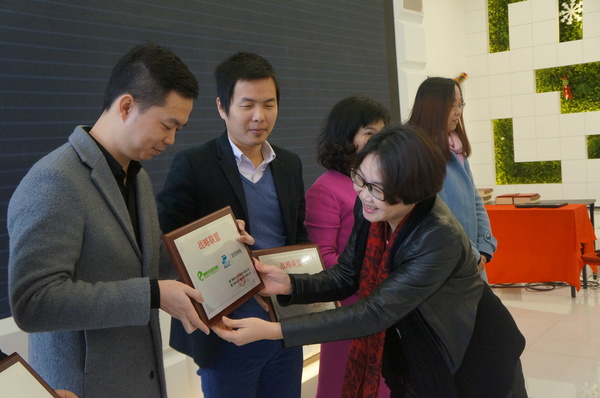 庄洁代表蝌蚪生态空间为战略合作机构授牌。