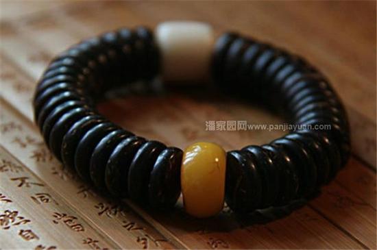 椰壳原料主要以海南椰壳为主。清代称“木牙”、“椰蒂”、“满贯”，盘佩椰壳佛珠，冬不凉手，夏不畏汗。 2015年年初，一条直径8mm以上椰蒂108颗圆珠价格能达数千元，而且难求。在这之前，一条椰壳隔片价格也在几十元左右。七八月份之后，椰壳价格开始下滑，椰蒂、椰壳圆珠开始大量出现，而且价格转低。目前，一条椰壳隔片15元左右就可买到。8mm左右的椰壳108颗扁珠价格通常低于200元，椰蒂价格比之略高。9*9mm尺寸的椰蒂圆珠，价格也跌破2000。拥有一条正圆椰蒂手串，已经不再是往昔的难求局面了。