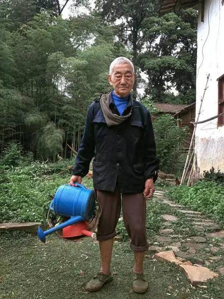 酷毙了！孙子给85岁爷爷拍了一组街拍照