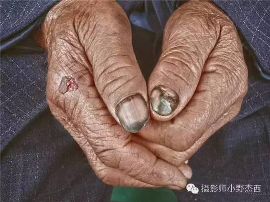 酷毙了！孙子给85岁爷爷拍了一组街拍照