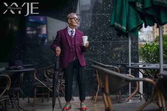 酷毙了！孙子给85岁爷爷拍了一组街拍照