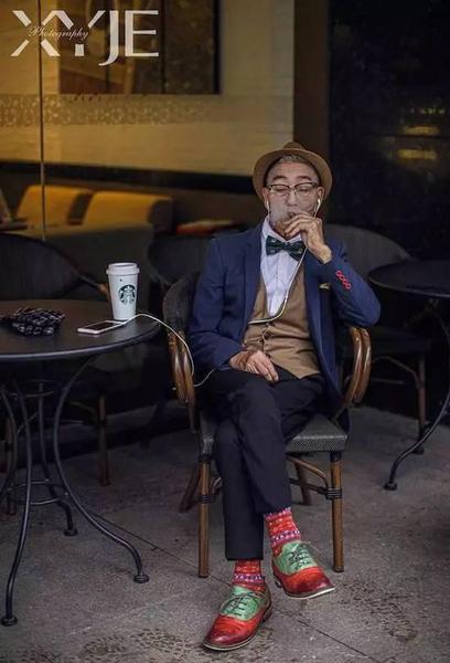 酷毙了！孙子给85岁爷爷拍了一组街拍照