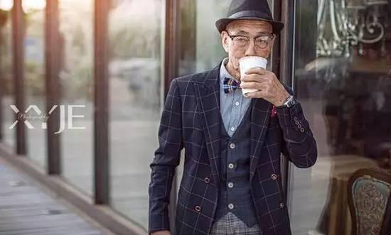 酷毙了！孙子给85岁爷爷拍了一组街拍照