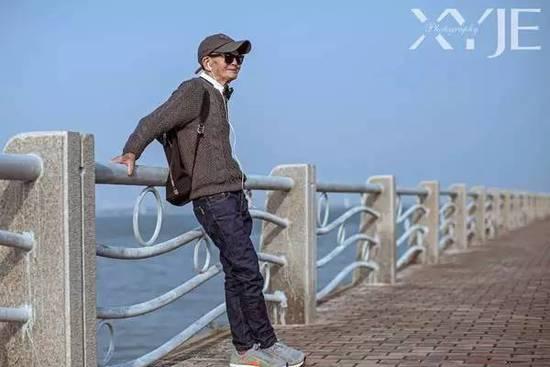 酷毙了！孙子给85岁爷爷拍了一组街拍照