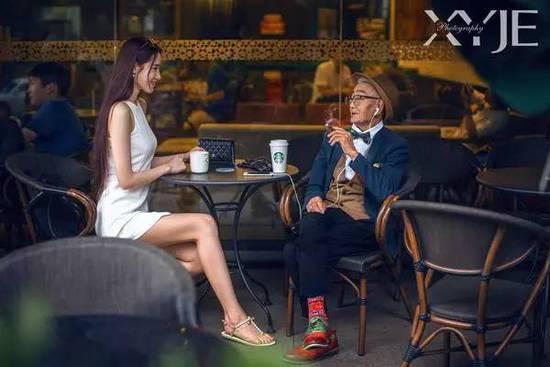 酷毙了！孙子给85岁爷爷拍了一组街拍照