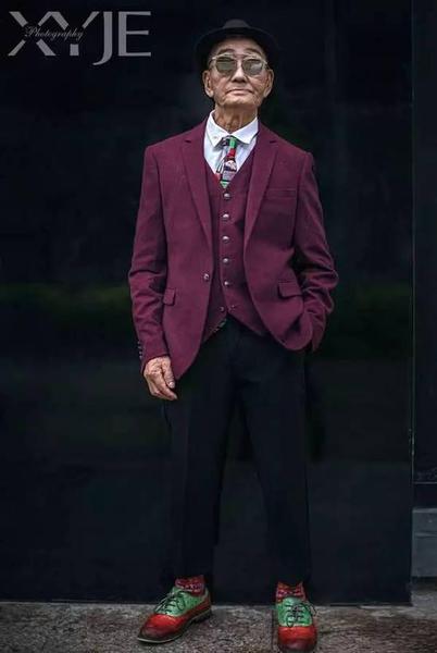 酷毙了！孙子给85岁爷爷拍了一组街拍照