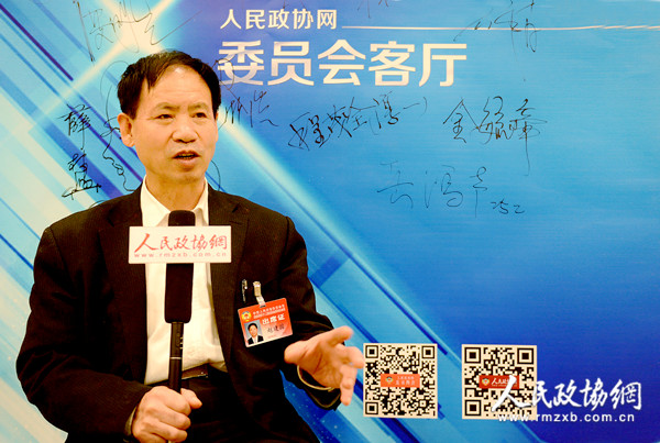 北京市政协委员赵建国23日下午接受人民政协报记者专访并做客人民政协网“委员会客厅”，介绍了本次全会他的关注点： 发展新能源汽车 对传统柴汽油车进行“深度限制”。 本报记者   田福良   王沥慷 摄影报道