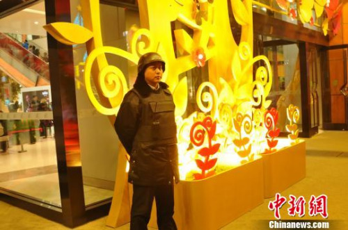 图为80后帅气保安靳卫广。吕春荣 摄