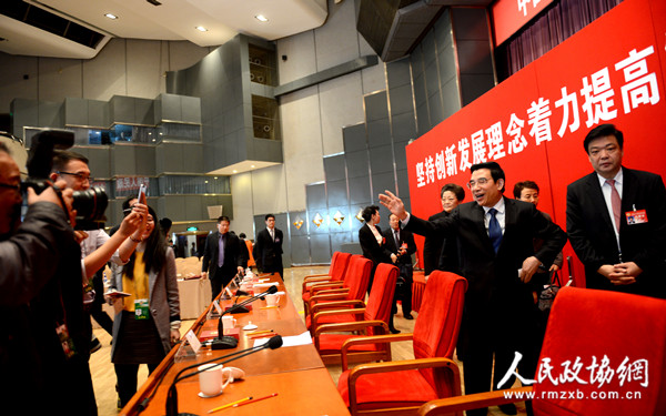 专题座谈会后王安顺市长向与会委员挥手致谢