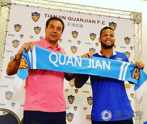 中国足坛史上最贵亮相 身披11号战袍合影卢帅