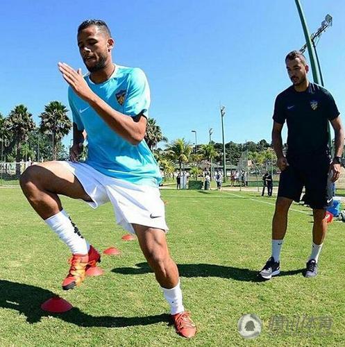 中国足坛史上最贵亮相 身披11号战袍合影卢帅