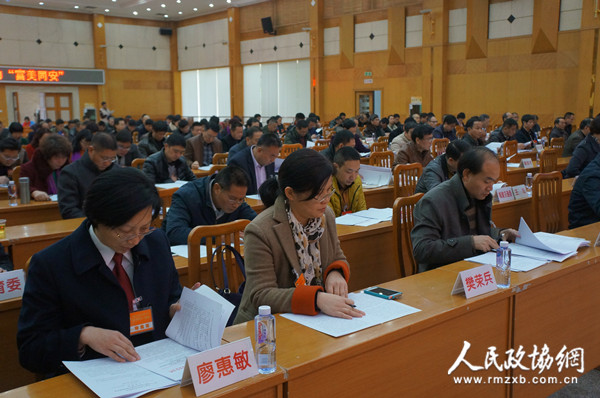 厦门市同安区政协委员在认真听取和审议常委会工作报告。