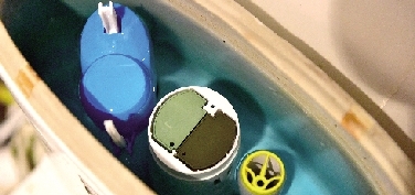 网传马桶洁厕块蓝水倒流致癌 网友实验辟谣