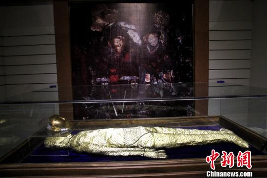 图为内蒙古文物考古研究所藏辽·银丝网络，内蒙古通辽市奈曼旗青龙山辽陈国公主墓出土的陈国公主驸马所戴，驸马都尉萧绍矩，辽仁德皇后之兄，为泰宁军节度使、检校太师，死时年仅三十五岁。　崔佳明　摄