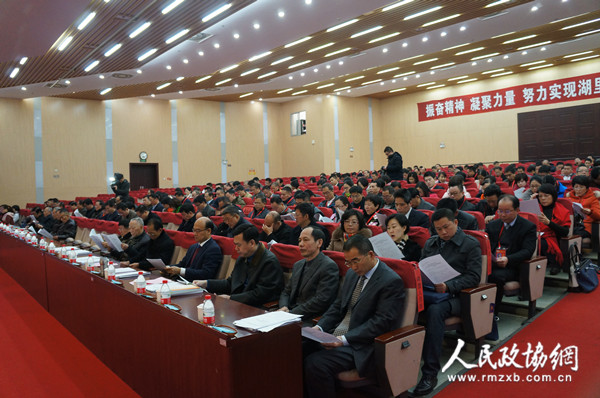 厦门市湖里区政协委员在认真听取和审议常委会工作报告。