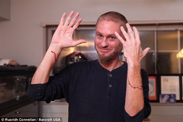 彻底跪了！美男子对蛇毒免疫以身试毒 16年被咬160次