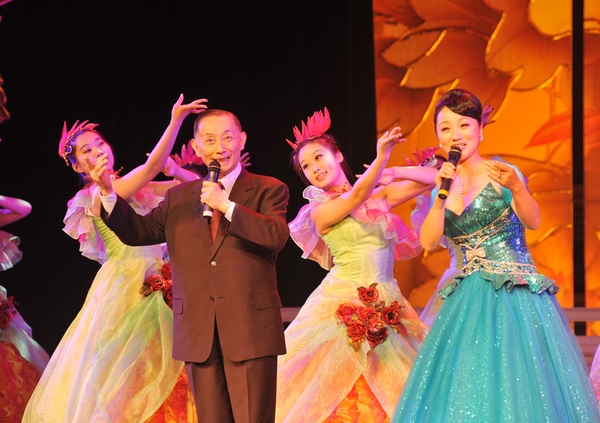 梅葆玖与肖迪(右一)师徒同台演出梅派名剧《贵妃醉酒》 梅葆玖与肖迪(右一)师徒同台演出梅派名剧《贵妃醉酒》