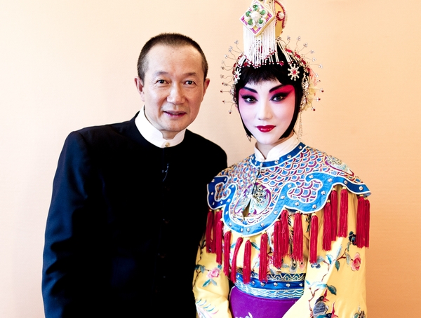 肖迪(右)与音乐家谭盾在德国合作多媒体音乐剧后进行合影 肖迪(右)与音乐家谭盾在德国合作多媒体音乐剧后进行合影