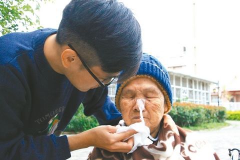 小伙照顾失智奶奶记录相处点滴网上收获万名粉丝