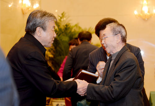 全国政协京昆室成立30年座谈会现场 全国政协副主席、京昆室主任卢展工问候老委员