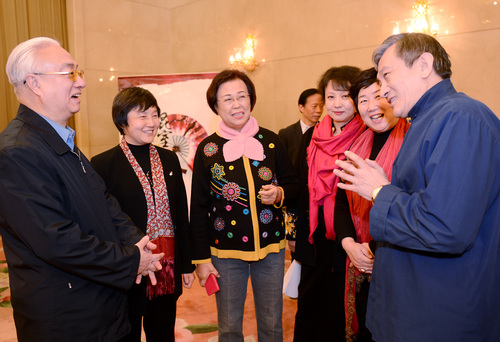 全国政协京昆室的老同志们见面分外 热情相互问候