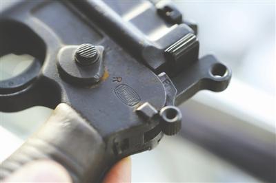 84岁太婆报警上交驳壳枪 警察全副武装赶到