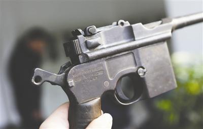 84岁太婆报警上交驳壳枪 警察全副武装赶到