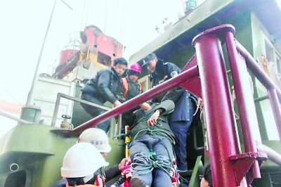 船长江中突发脑出血 被集装箱吊出送医